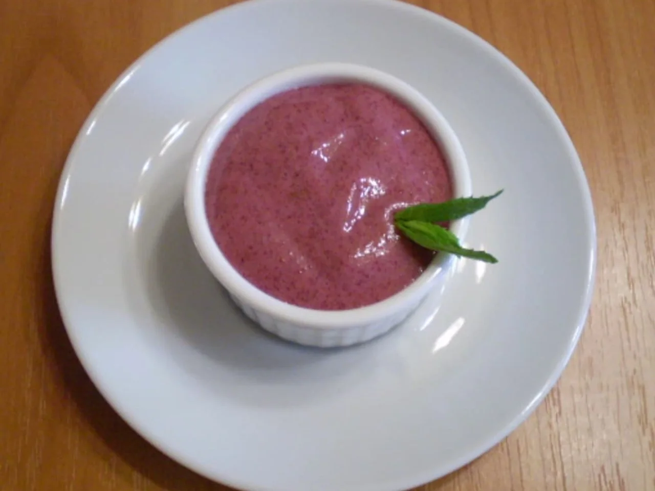 Десерт из смородины и ликера