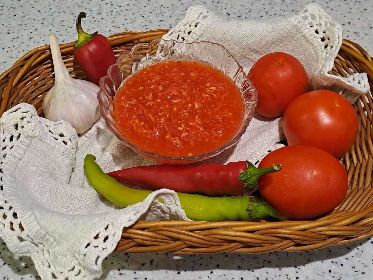 Аджика без варки с чесноком и хреном