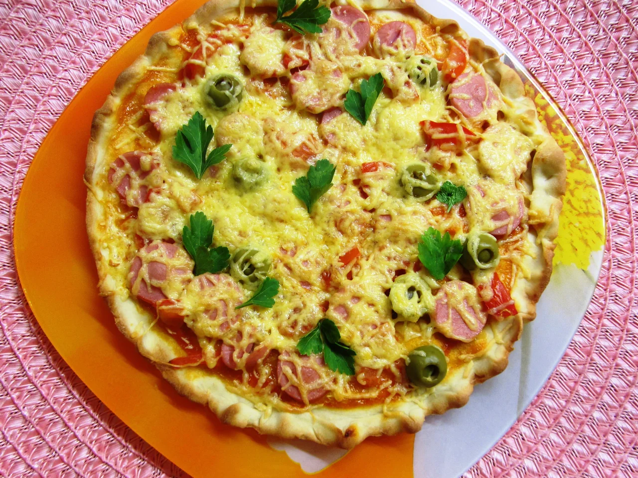 Пицца с сосисками и овощами