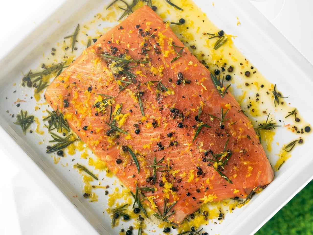 Лосось с можжевельником и розмарином