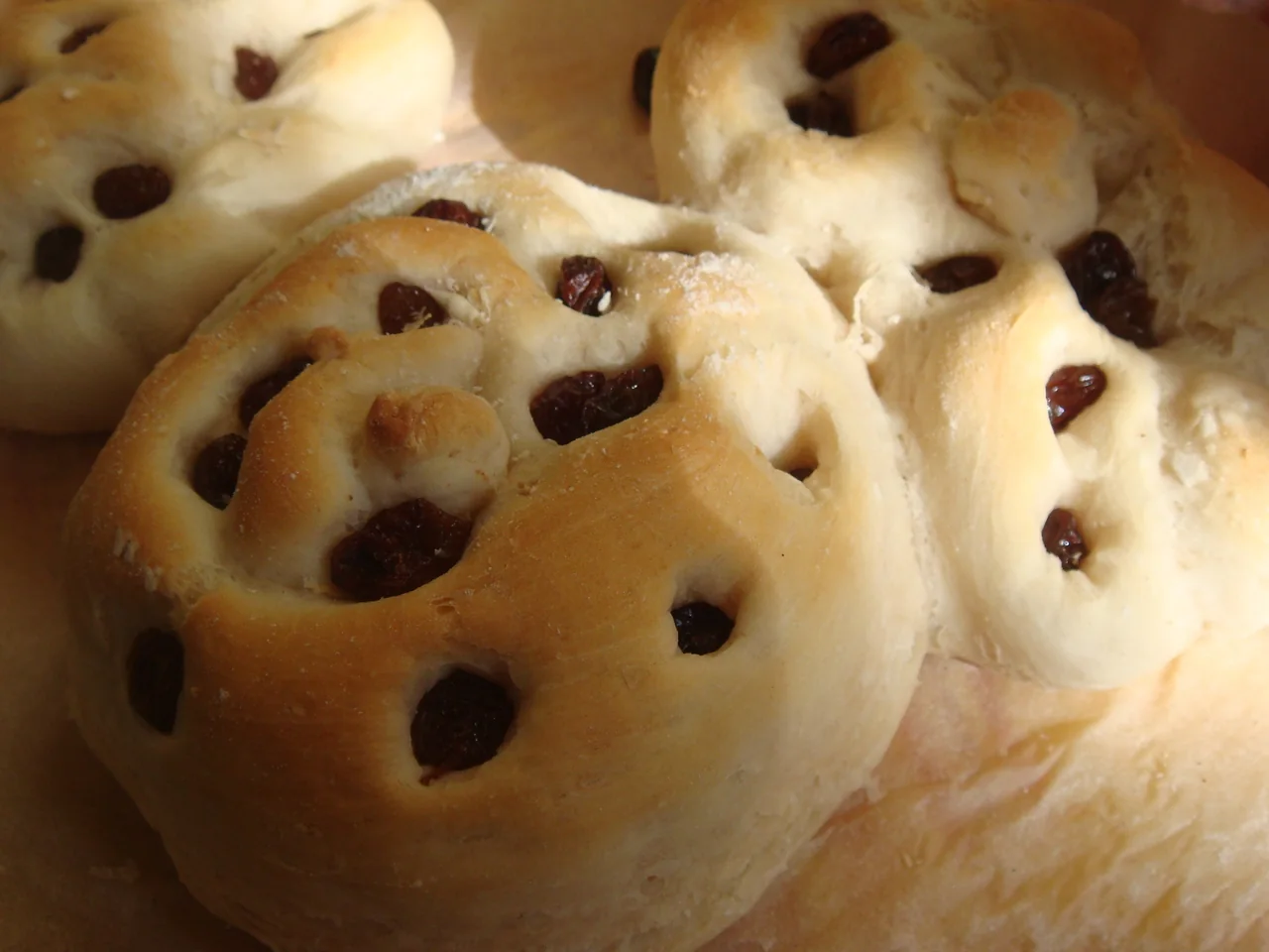 Булочки с изюмом для завтрака