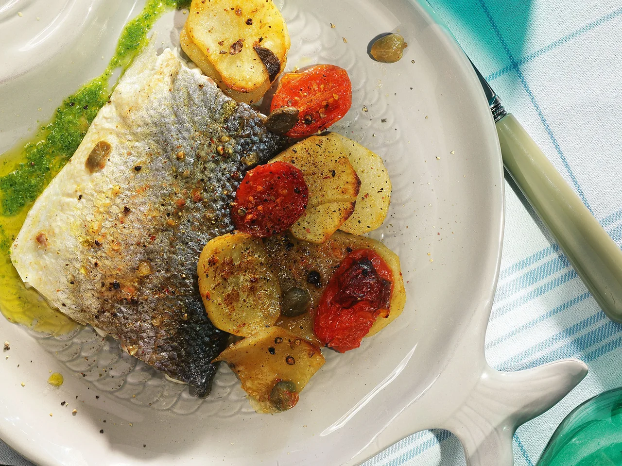 Сибас с картофелем, каперсами и помидорами