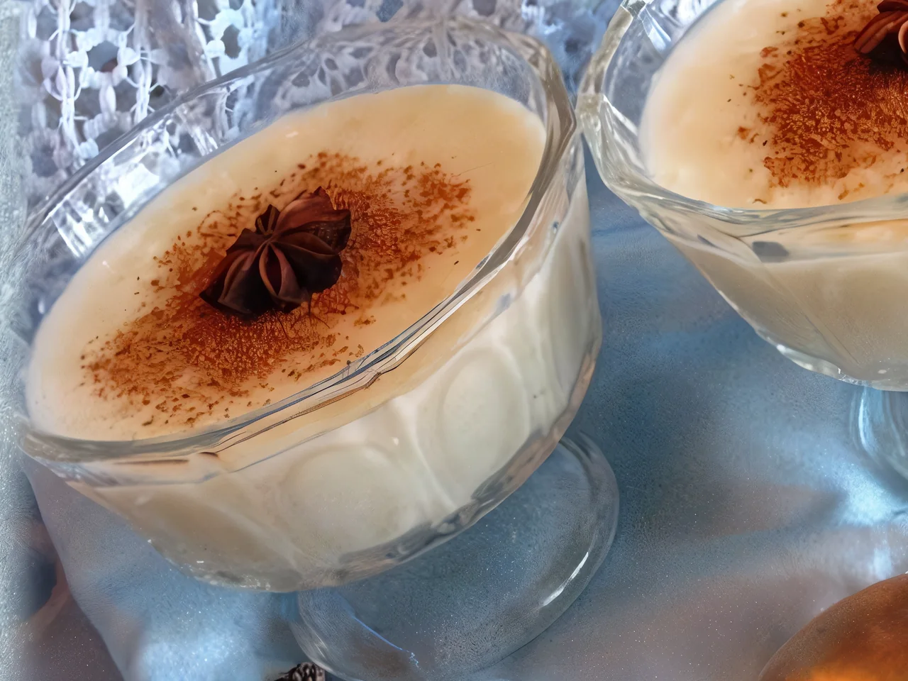 Молочный десерт с яблоками