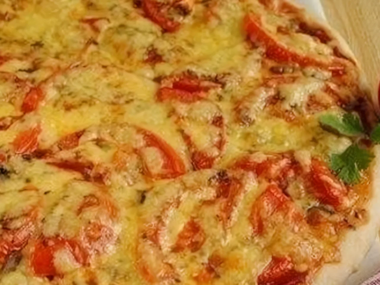 Пицца с курицей, грибами и говядиной