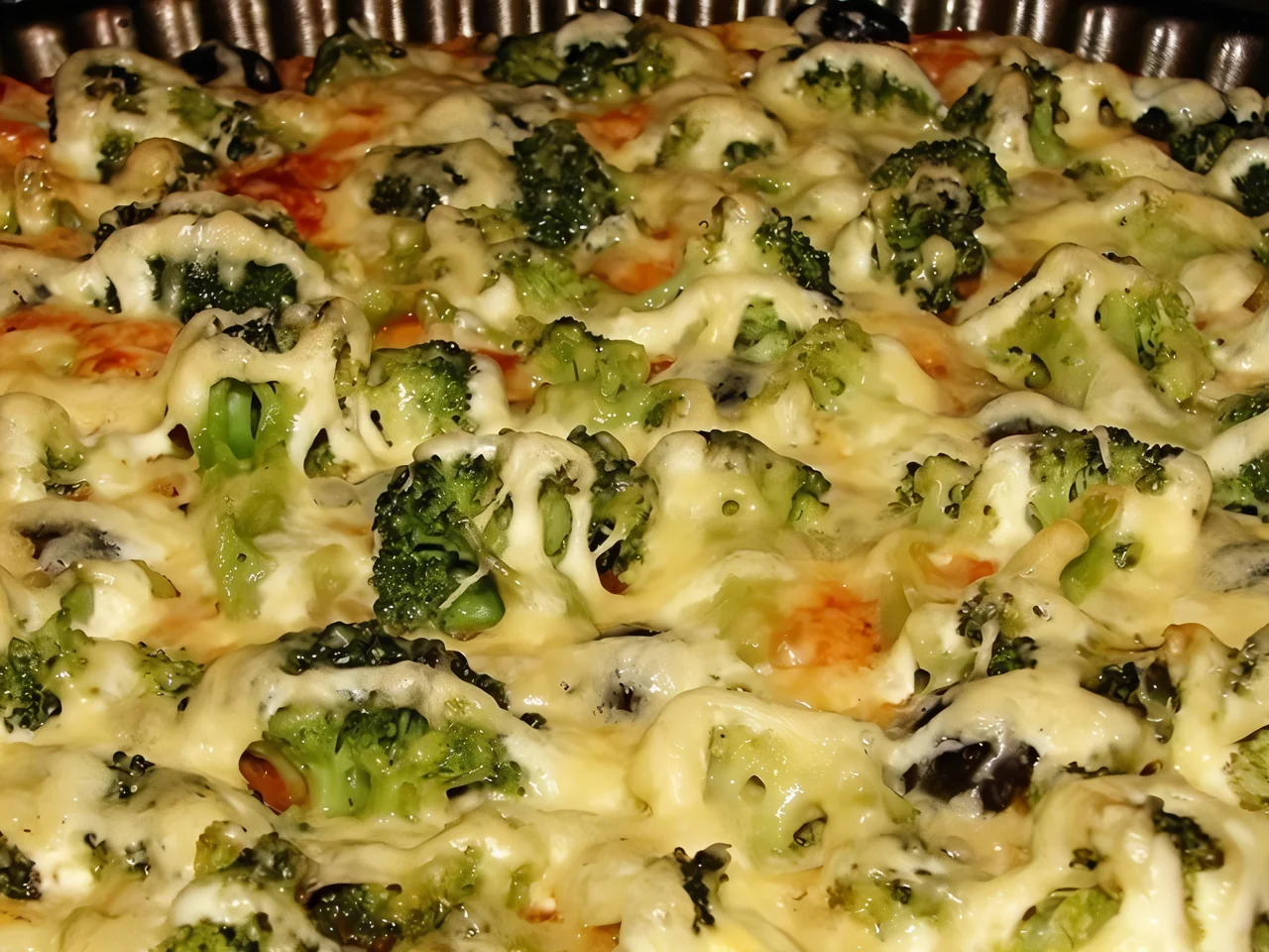 Пицца с маслинами, каперсами и брокколи