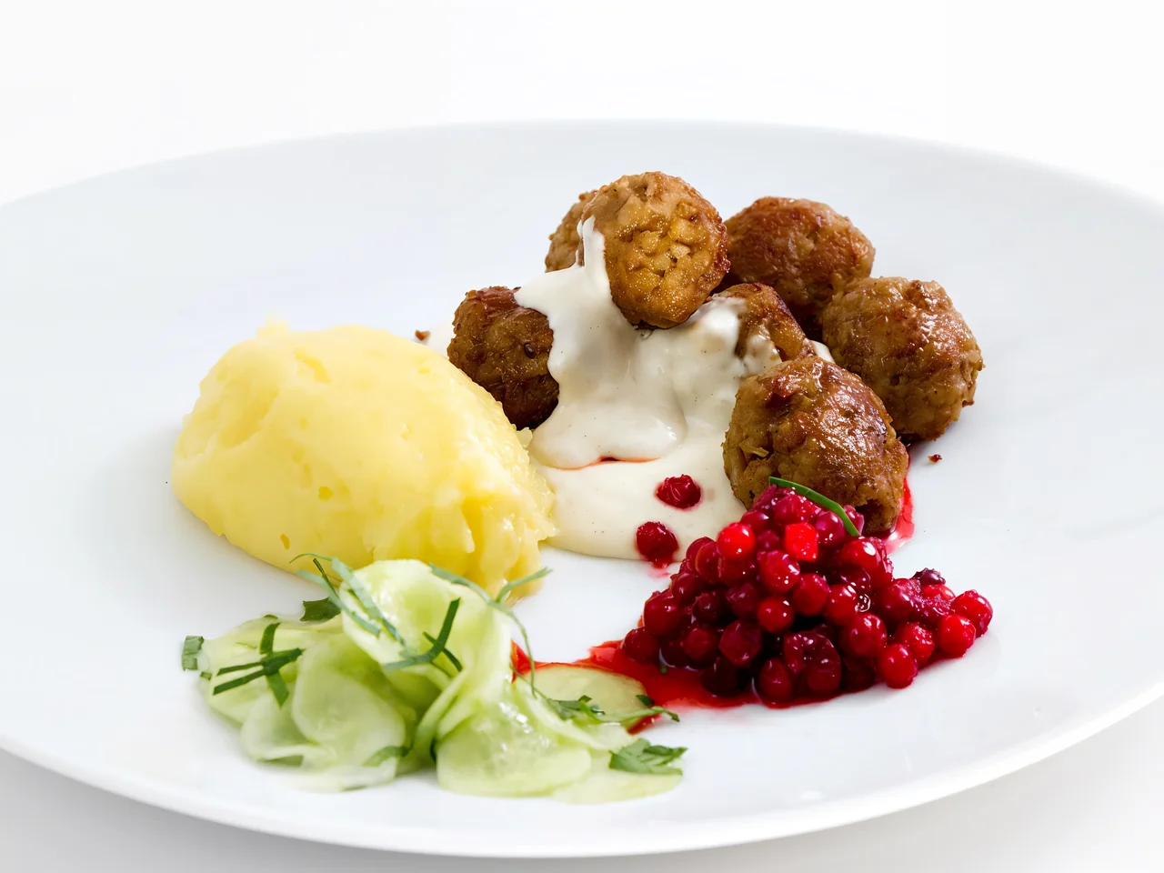 Тефтели с брусничным соусом, маринованным огурцом и коричневым соусом