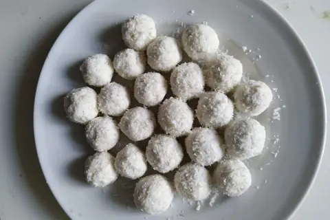 Творожный десерт с кокосовой стружкой