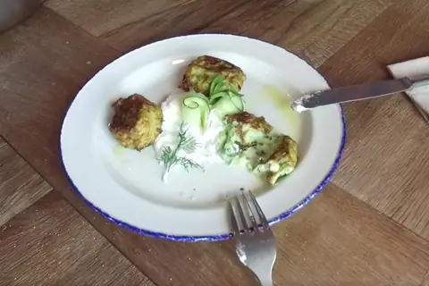 Греческие котлеты из кабачков и феты