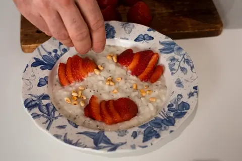 Рисовая каша с клубникой и семенами чиа