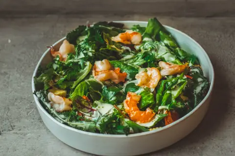 Салат с креветками, кукурузой и салатом чука