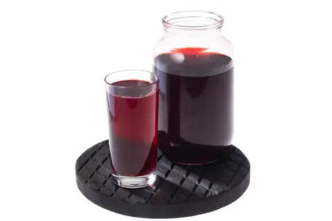 Сок на зиму из яблок и черноплодной рябины