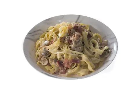 Сливочная паста с беконом и грибами