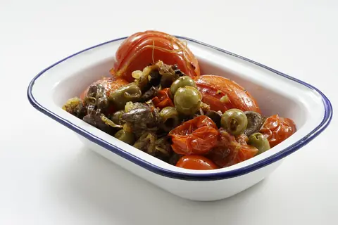 Куриные сердечки на сковороде с запеченными томатами