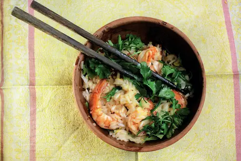 Сладкий рис с чесноком, креветками и рукколой