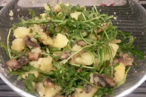Теплый салат с шампиньонами