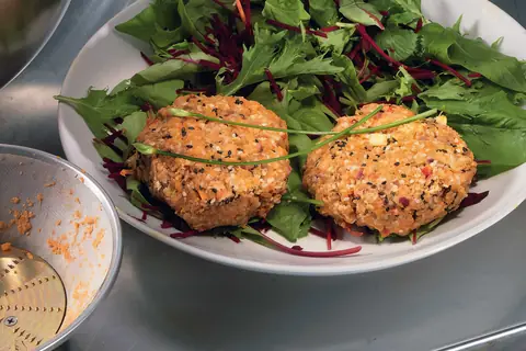 Бургеры из моркови, подсолнечных семян и кунжута с зеленым салатом и свеклой