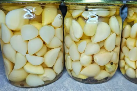 Маринованные зубчики чеснока