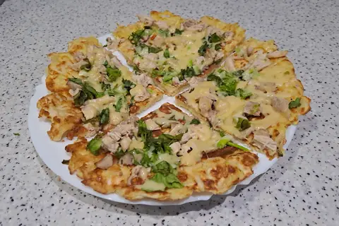 Сытный завтрак из лаваша с сыром, куриным мясом и зеленью