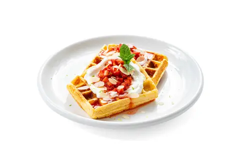 Творожные вафли с клубникой