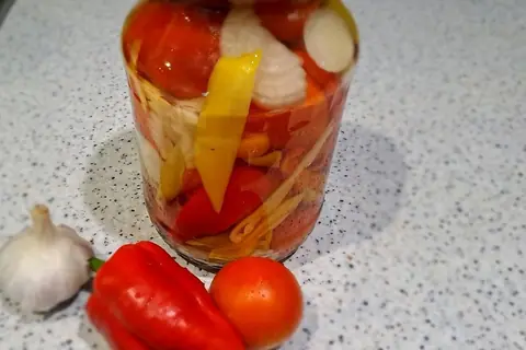 Маринованные помидоры на зиму с перцем и луком
