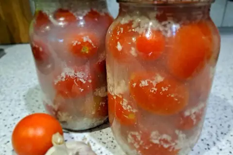 Маринованные помидоры на зиму с чесноком