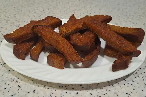 Закуска к пиву из черного хлеба и кетчупа