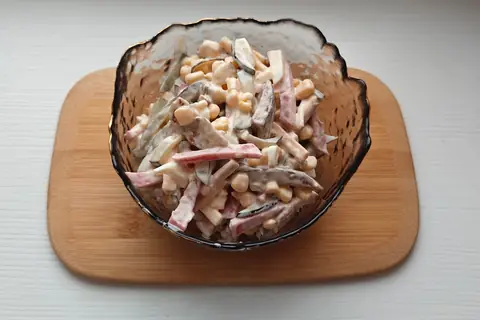 Салат с колбасой
