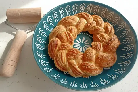 Плывет веночек – красивая и простая выпечка с сахаром