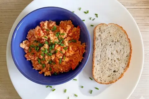 Вкусный завтрак: скрэмбл с помидором