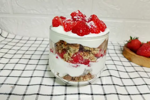 Творожный десерт с клубникой
