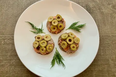 Закуска из свинины и оливок