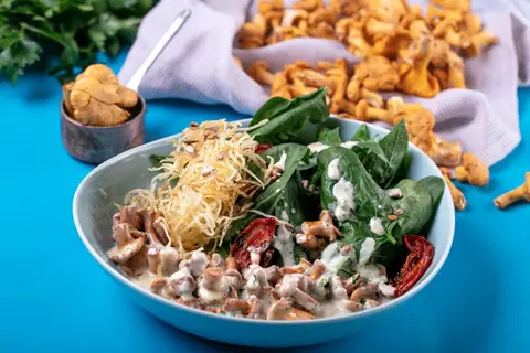 Теплый салат с лисичками и голубым сыром