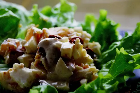 Закуска из ананаса с яйцами и карри