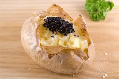 Закуска из жареного картофеля, крема и черной икры