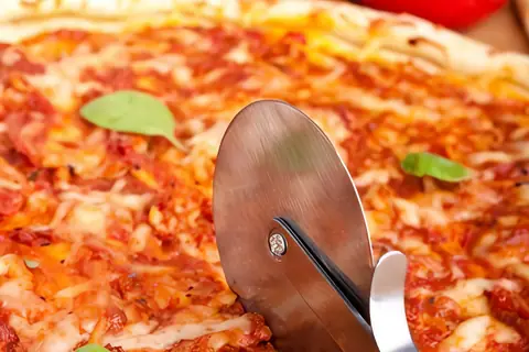 Пицца с бараниной и помидорами