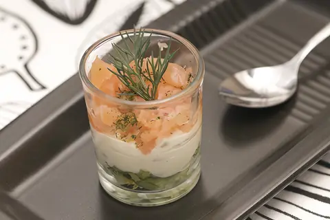 Закуска с копченым лососем
