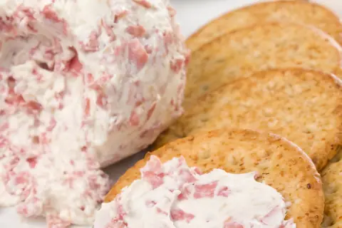 Закуска из вяленой говядины и сыра