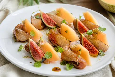 Закуска из свинины с дыней и фигой