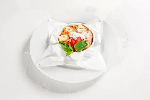 Банановый десерт с красной смородиной в микроволновке