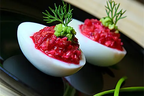 Закуска из авокадо с сельдью и свеклой