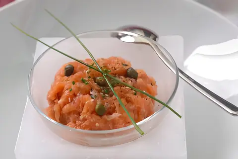 Новогодняя закуска из лосося с имбирем