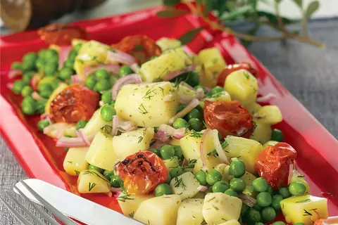 Теплая картофельная закуска с зеленым горошком, жареными томатами и укропом
