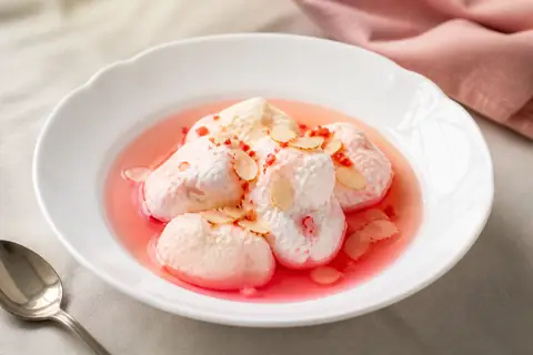 Воздушный белковый десерт в розовом сиропе