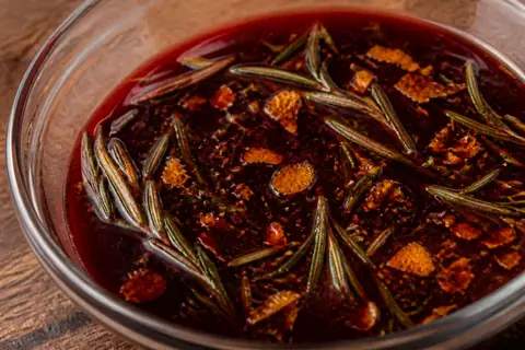 Маринад из красного вина с апельсиновой цедрой и розмарином