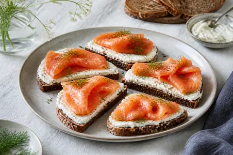 Быстрая закуска с копченым лососем и хреном