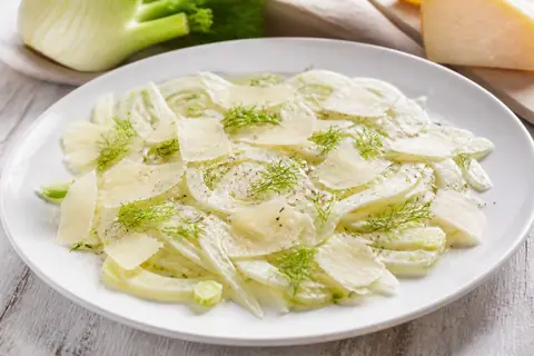 Закуска из фенхеля с пармезаном и черным перцем