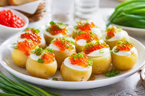 Закуска из молодого картофеля и икры