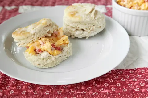 Закуска из чеддера с перцами пименто