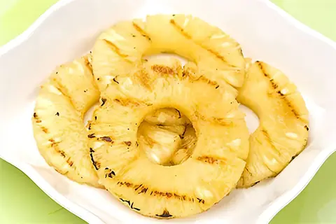Десерт из жареного ананаса с мороженым