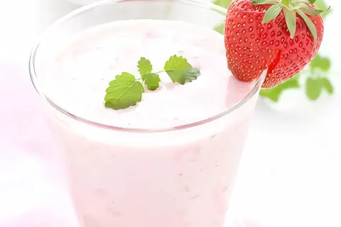 Десерт из клубники и пахты